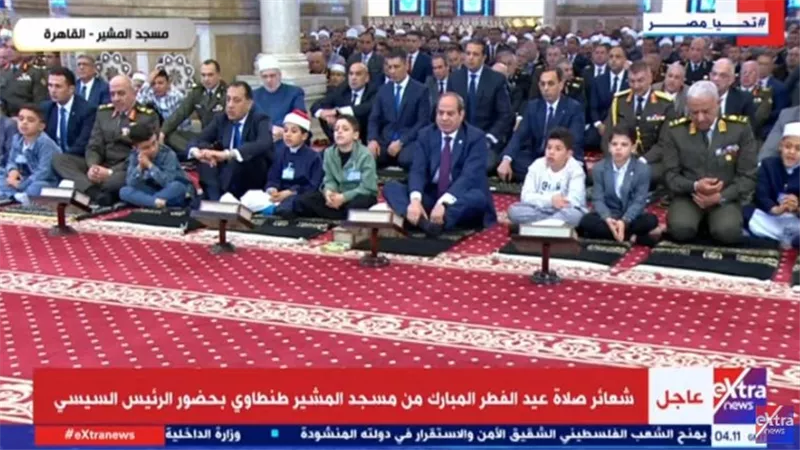 الغائب الحاضر.. أبناء الشهداء يؤدون صلاة العيد بجوار الرئيس السيسي