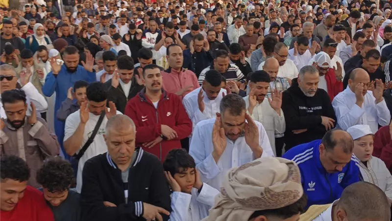 وسط أجواء فرحة .. الآلاف يؤدون صلاة عيد الفطر المبارك بالإسماعيلية