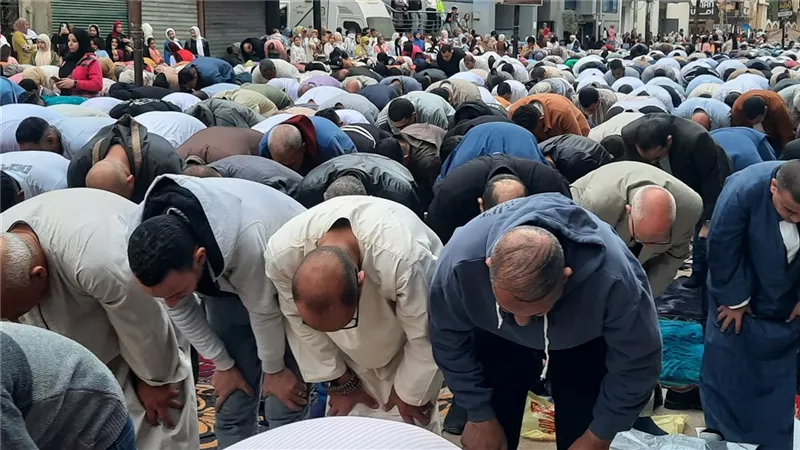 المئات في شوارع المنيا لأداء صلاة عيد الفطر المبارك وسط أجواء من الفرحة والتكبيرات