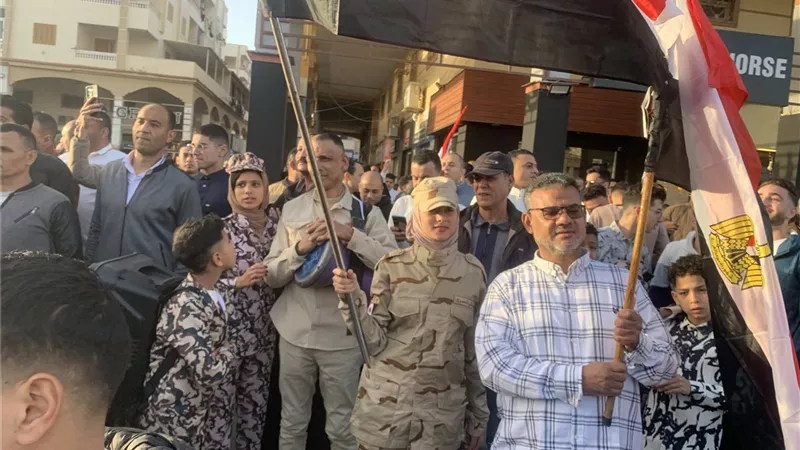 بالزي المموه.. أطفال دمياط يشاركون في وقفة لا للتهجير لدعم الشعب الفلسطيني