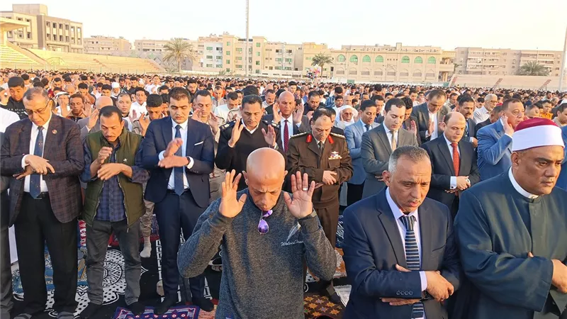 وسط آلاف من الأهالي، محافظ كفر الشيخ يؤدي صلاة عيد الفطر المبارك (صور)