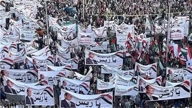 بالأعلام الفلسطينية والمصرية.. الآلاف من أهالي سنورس بالفيوم يرفضون تهجير الفلسطينيين