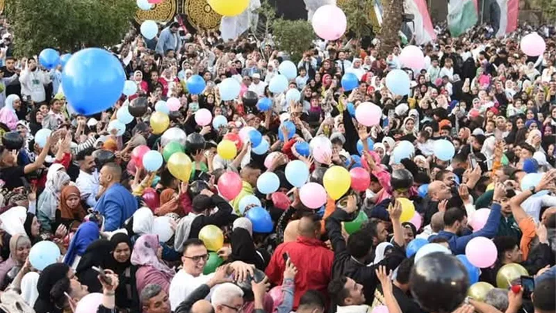 تحب العدية كاش ولا إنستاباي.. كيف يحتفل المصريون بعيد الفطر؟