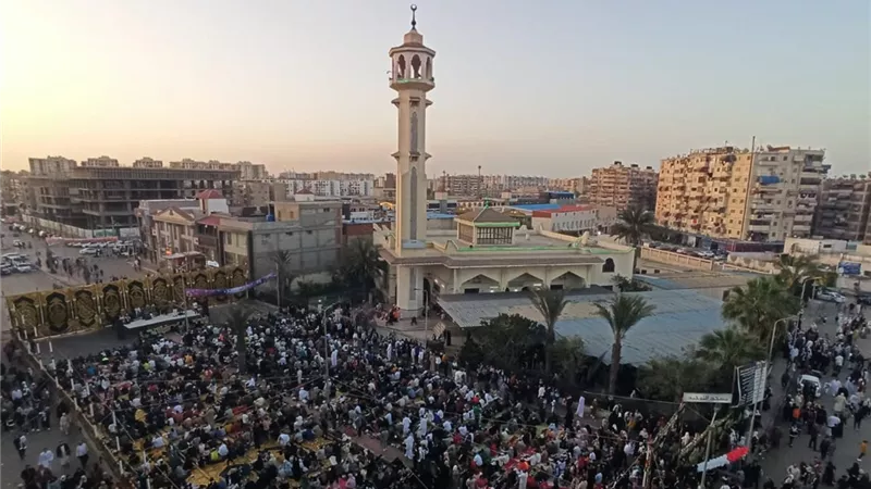 مئات البورسعيدية يؤدون صلاة عيد الفطر المبارك بساحة مسجد التوحيد بحي الزهور