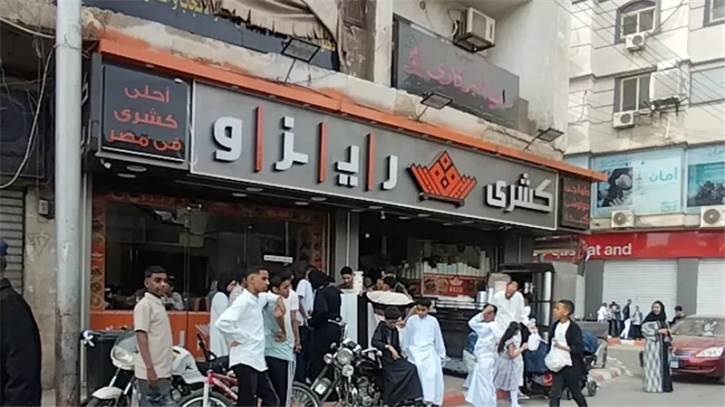 ازدحام على محال بيع الكشري في أول أيام عيد الفطر المبارك بقنا|صور وفيديو
