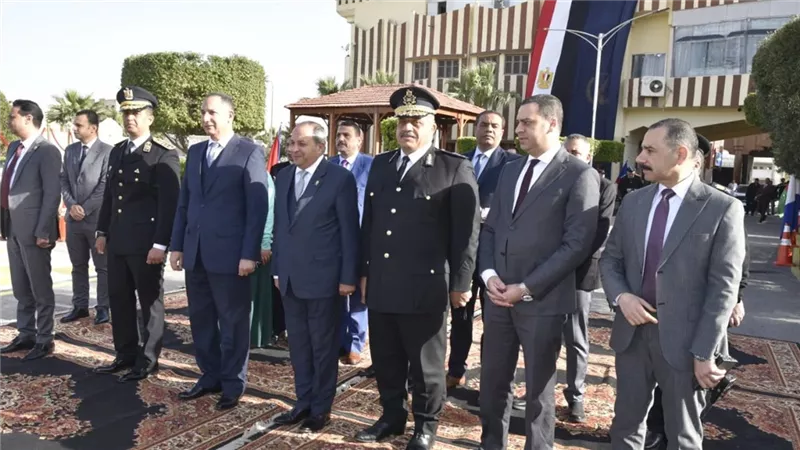 محافظ بورسعيد يقدم التهنئة لضباط وجنود قوات الأمن  في أول أيام عيد الفطر المبارك
