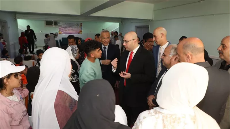 محافظ بني سويف يقدم التهنئة للأيتام والمُسنين بمناسبة عيد الفطر 