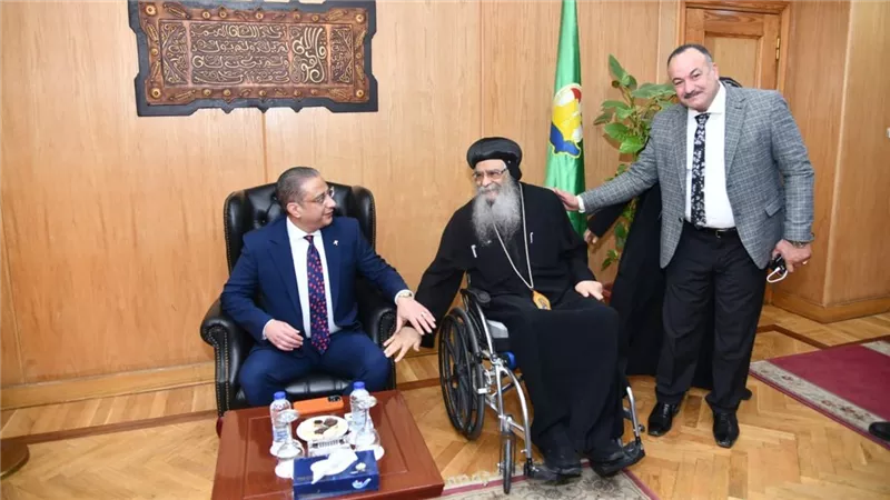  الأنبا إبرام ورجال الدين المسيحى يقدمون التهنئة لمحافظ الفيوم ونائبة بعيد الفطر