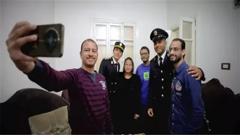 الداخلية تشارك أسر شهداء الشرطة الاحتفال بعيد الفطر وتوزع عليهم هدايا الرئيس