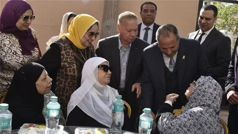 محافظ بورسعيد يزور دور الأيتام والفتيات القاصرات والمسنين لتهنئتهم بعيد الفطر