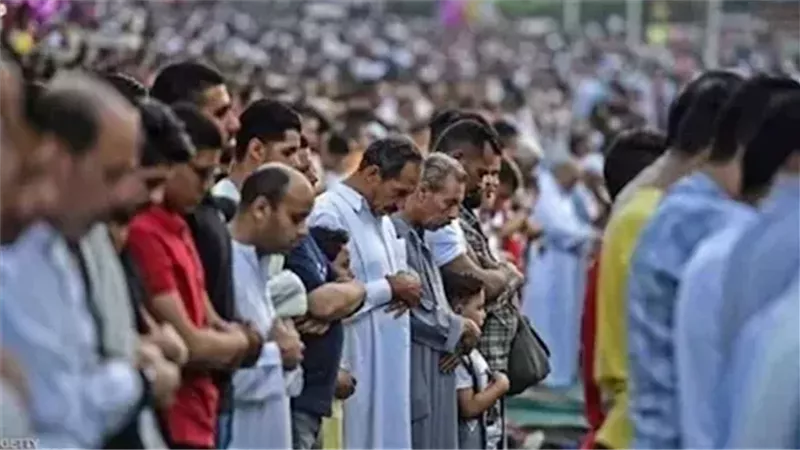 ما الحكمة من صلاة العيد في الخلاء؟.. عالم أزهري يجيب
