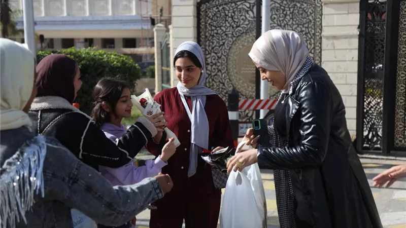 توزيع الوروّد والهدايا وكروت تهنئة فخامة الرئيس على المارة بكفر الشيخ احتفالًا بعيد الفطر