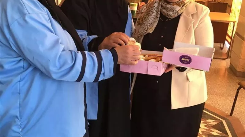 فريق السعادة .. توزيع كحك وورود على المرضى في مستشفيات دمياط 