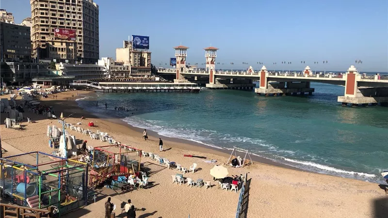 إقبال متوسط على شواطئ الإسكندرية في أول أيام عيد الفطر المبارك