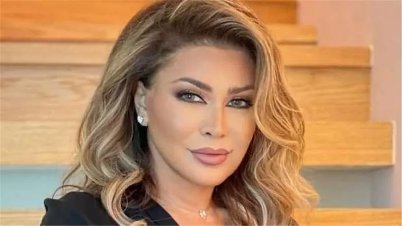 نوال الزغبي تتعرض لموقف محرج خلال حفلتها ببيروت.. والجمهور يساعدها 