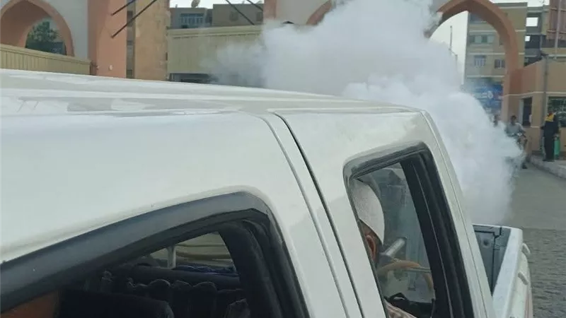 بسبب البعوض..تكثيف أعمال التطهير والرش بمراكز قنا خلال أيام العيد|صور