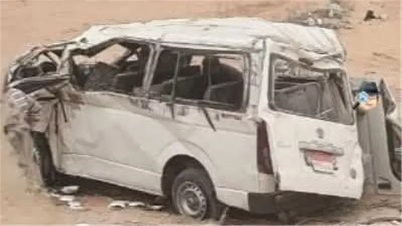 مصرع وإصابة 14 شخصا في انقلاب ميكروباص بطريق جنيفة بالسويس