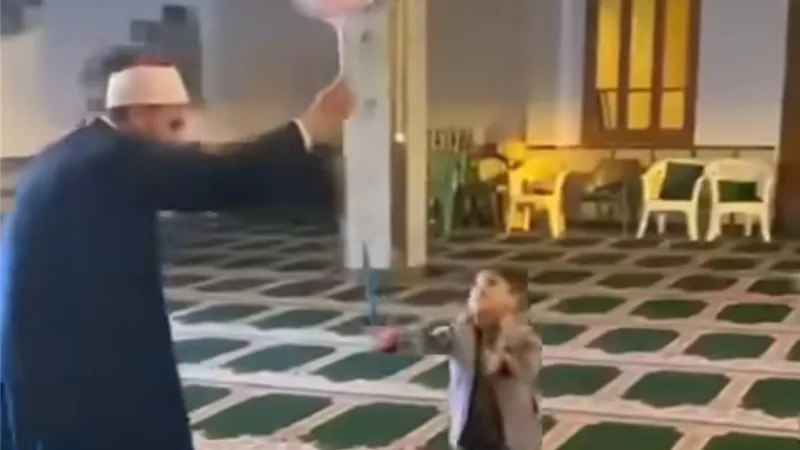 بعد مشهد إمام أول العيد.. ما حكم اللهو مع الأطفال في المساجد؟