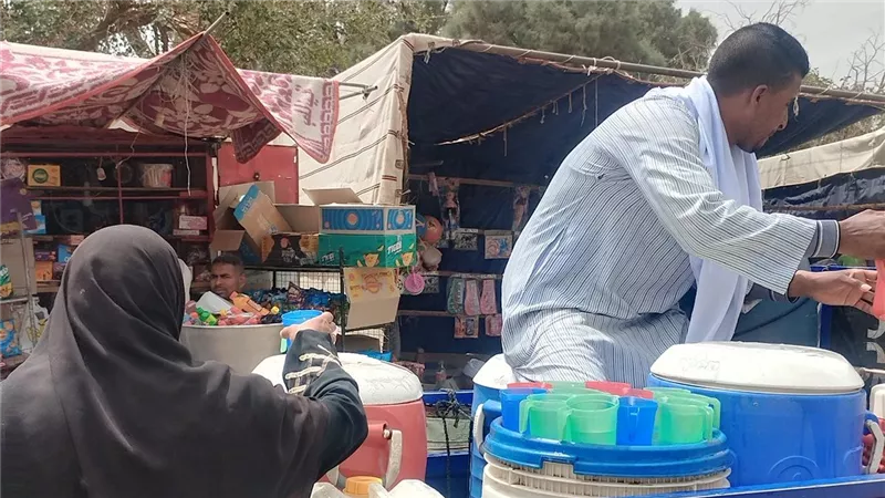 محدش يمشي عشطان.. شاب قناوي يوزع المياه المثلجة على المارة والسائقين بالطريق الصحراوي | صور وفيديو