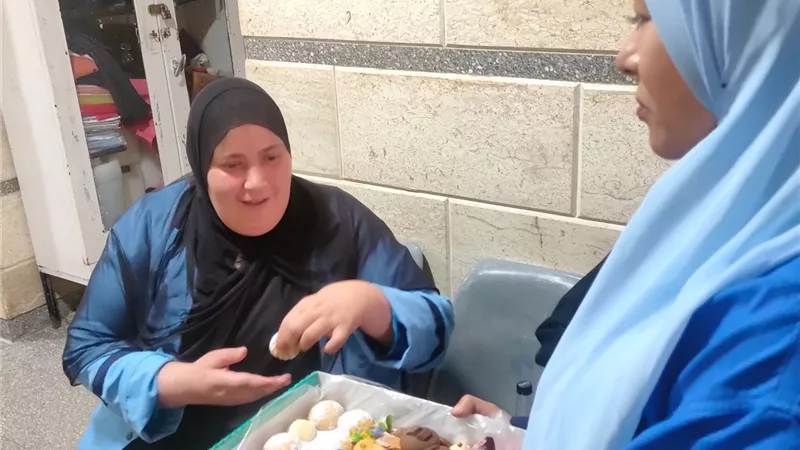 «فريق السعادة» يوزع كعك وورود فى مستشفيات دمياط خلال أيام عيد الفطر