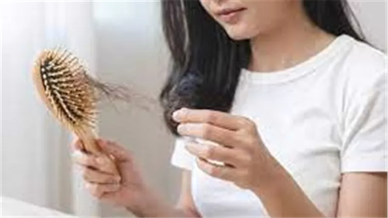 .زيت الزيتون وإكليل الجبل..أبرز الحلول الطبيعية لتساقط الشعر وعلاقتها بتحسين صحة الأمعاء