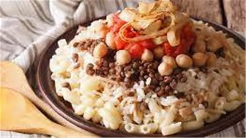 عدم استقرار 3 حالات من المصابين بوجبات الكشري الفاسدة في الفيوم