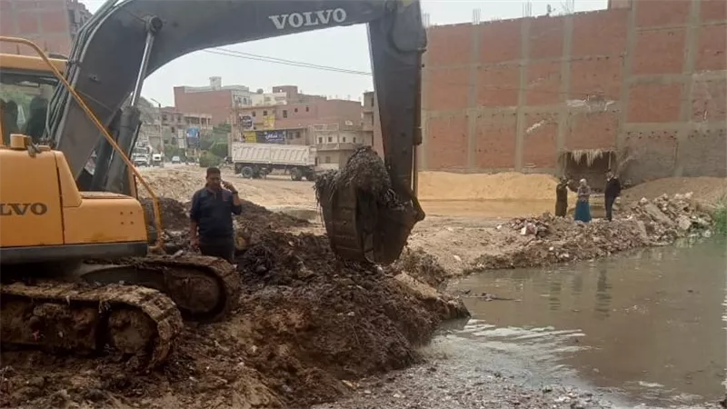 جهود مكثفة لعلاج الآثار الناجمة عن زيادة منسوب المياه بمصرف غيط العلو بسنورس بالفيوم 