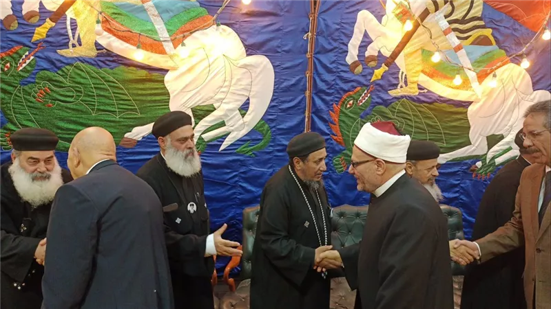 مفتي الجمهورية السابق يؤدي واجب العزاء في نيافة الأنبا باخوميوس ( صور) 