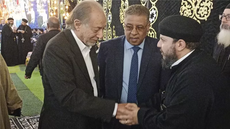 عبد العزيز مخيون يؤدي واجب العزاء في نيافة الأنبا باخوميوس مطران البحيرة ( صور)