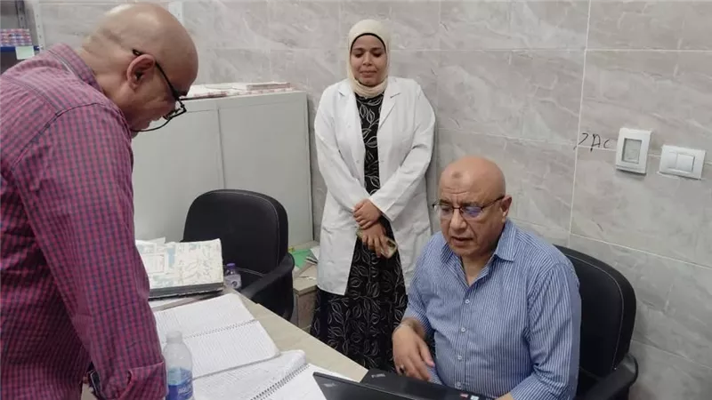 وكيل وزارة الصحة بقنا يراجع أنواع الألبان الخاصة بالأطفال المتوفرة بوحدة ابومناع|صور