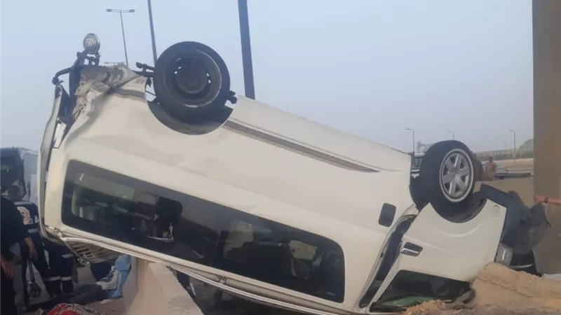 12 مصابًا في انقلاب ميكروباص على الطريق الأوسطى قبل كارتة أكتوبر