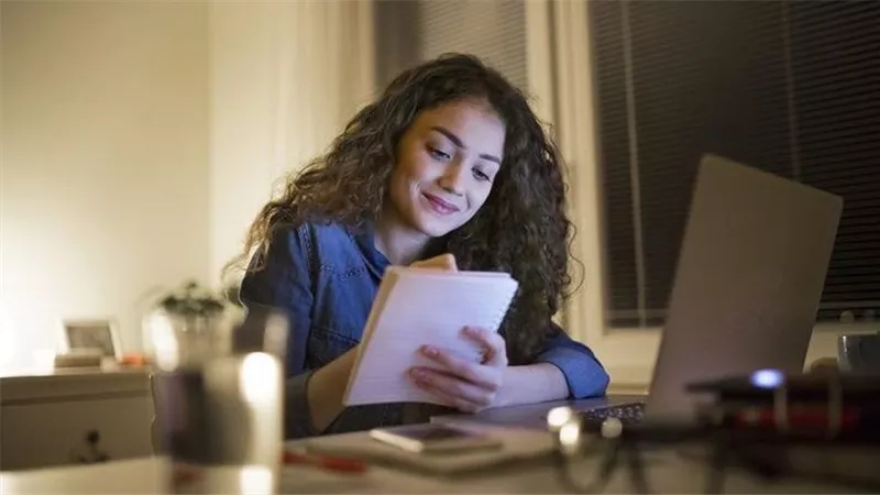 نصائح لتنظيم أوقات المذاكرة في العيد.. كيف توازني بين الدراسة والاحتفال؟