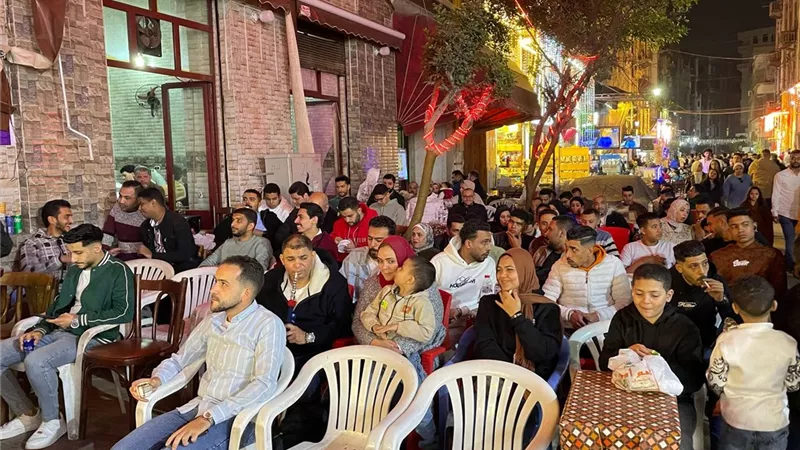 مئات من جمهور الأهلي يحتشدون بمقاهي الإسكندرية لمتابعة مباراة المارد الأحمر مع الهلال السوداني