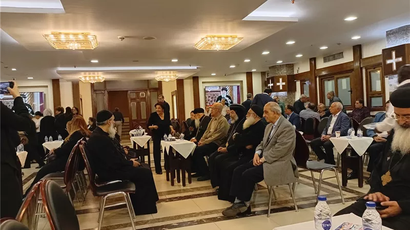 الكنيسة تتلقى العزاء فى رحيل الأنبا باخوميوس والأباء يروون مواقفهم معه