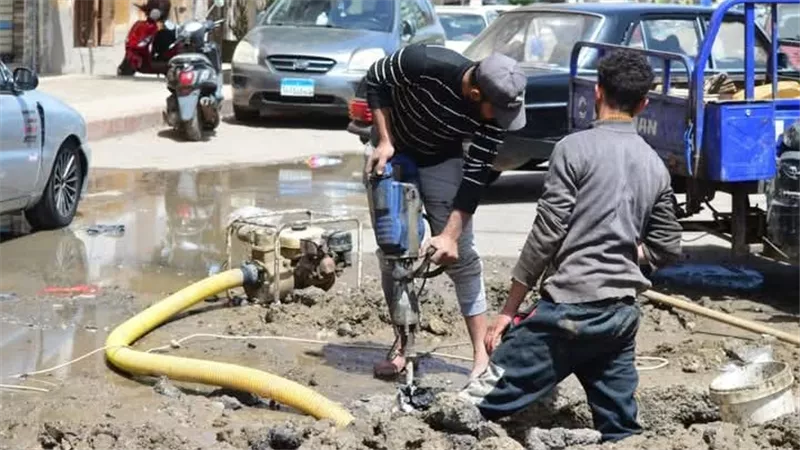 رئيس مدينة بورفؤاد : التنسيق مع أشغال مياه هيئة قناة السويس لإصلاح كسر بخط المياه بشارع 15 سبتمبر