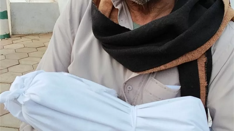 بعد التهام النمر.. انهيار مساعد مدرب الأسود بسيرك طنطا لحظة دفن ذراع نجله
