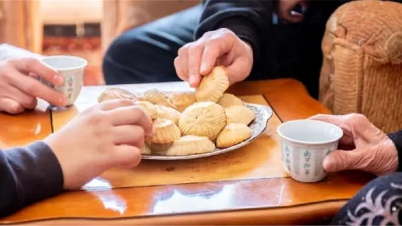 استشاري تغذية يحذر من مخاطر تناول الكحك على معدة فارغة (فيديو) 