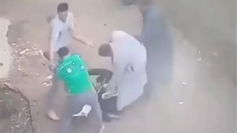 اعتدوا عليه بالشوم.. الأمن يفحص فيديو مشاجرة السنبلاوين في الدقهلية