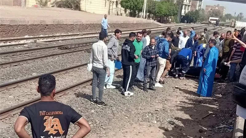 كان بيعدي المزلقان.. مصرع شاب أسفل عجلات القطار في قويسنا بالمنوفية