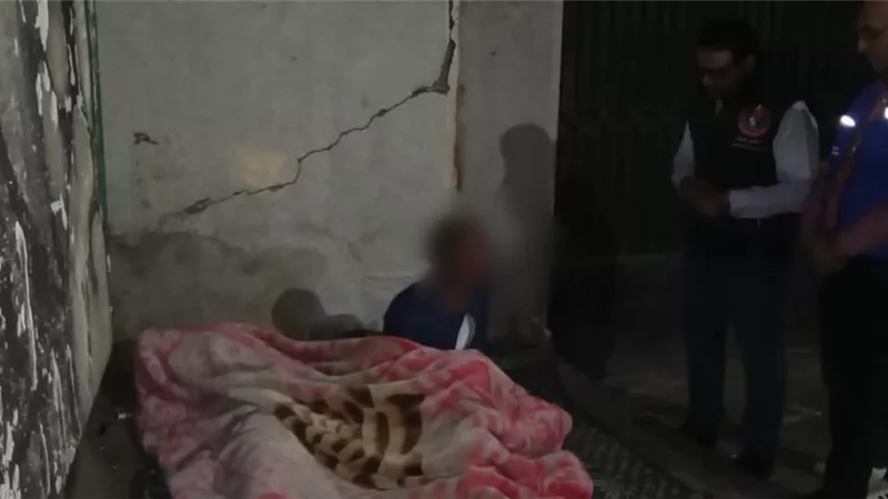 في لفتة إنسانية.. وكيل صحة سوهاج يصطحب والد مريضة افترش الأرض أمام المستشفى