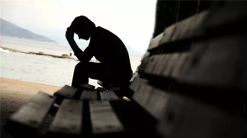 دراسة تكشف : متى تشعر بأقصى درجات التعاسة في مراحلك العمرية ؟