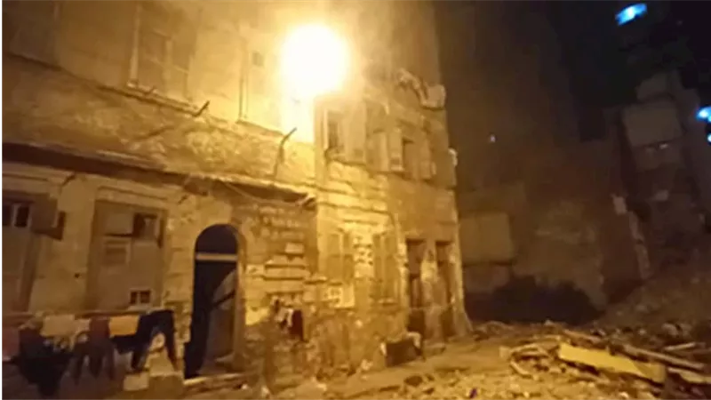 وفاة أم وأطفالها وإصابة الأب.. ننشر أسماء ضحايا حادث انهيار عقار قديم بالإسكندرية