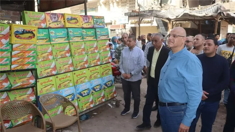 محافظ القليوبية يتفقد سوق الخضار والفاكهة بمدينة شبرا الخيمة ويوجه بخفض الأسعار 