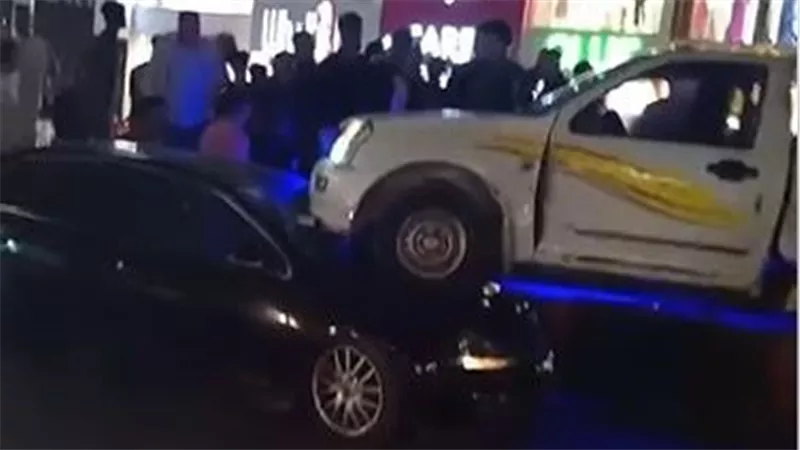 الداخلية توضح تفاصيل حادث صعود سيارة 