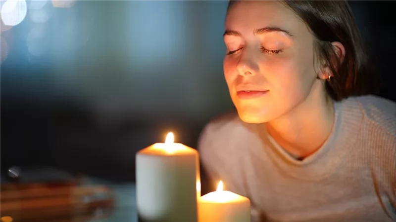 منها برائحة الليمون واللافندر والقرفة ..هل تؤثر الشموع على راحتنا النفسية!