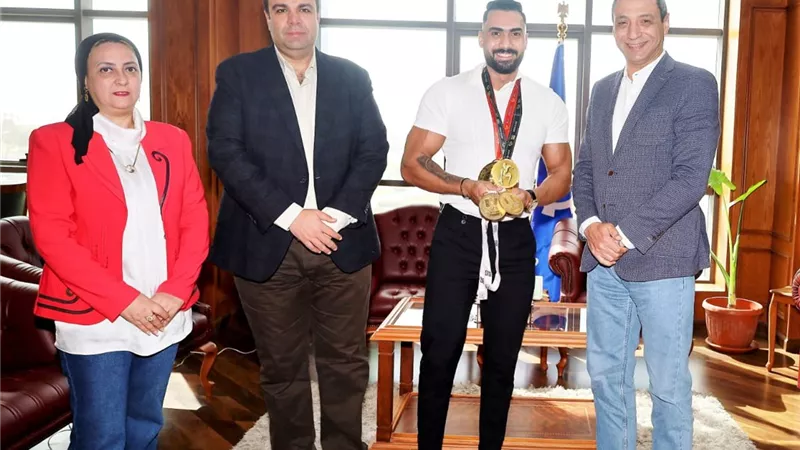 محافظ السويس يكرم مايكل جمال لفوزه بأول أووفر أوول في العالم