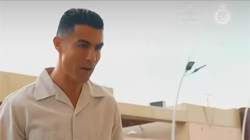 مياو..كريستيانو رونالدو يسلم على أحد القطط  بطريقة طريفة |فيديو