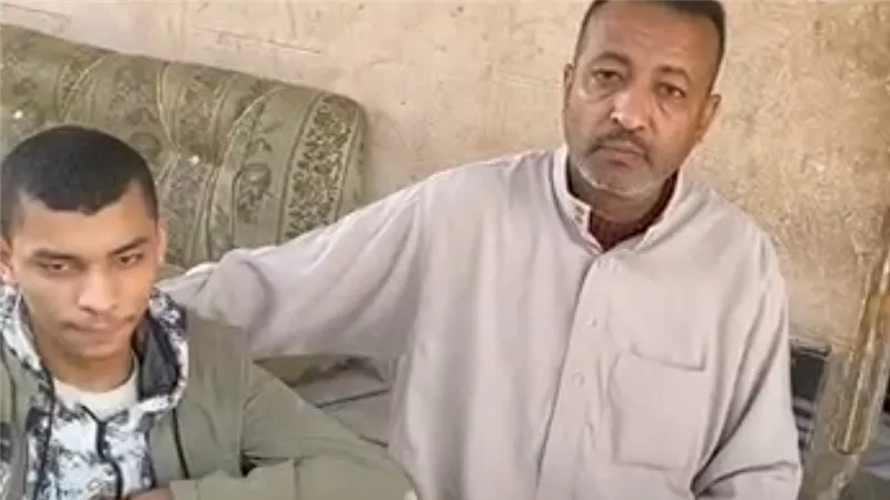 دخل يعمل اللوز خرج مشلول.. والد الطفل حسين يستغيث: ضيعوا مستقبل ابني ومبقتش قادر أصرف على علاجه