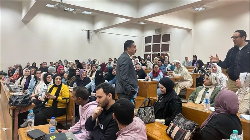 بدء الدراسة بالفصل الدراسي الثاني بمركز جامعة القاهرة للتعليم المدمج 