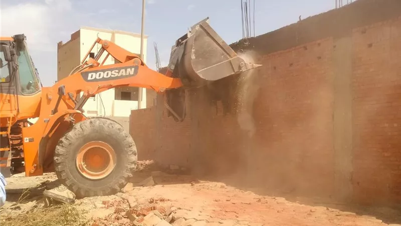 «الإسكان»: حملات إزالة مكبرة لمخالفات البناء في مدن الشروق وبدر وسوهاج الجديدة | صور 